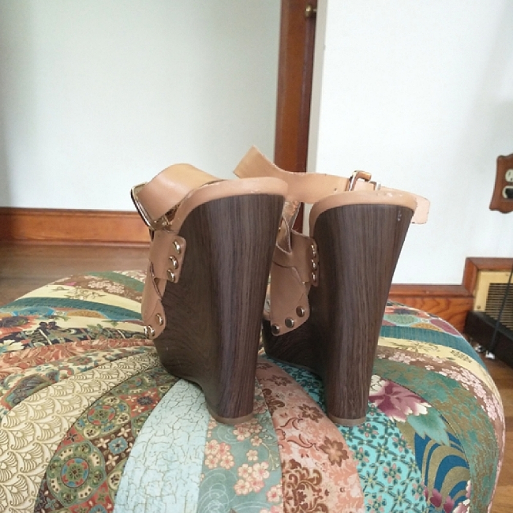 Y2K BCBG Tan Sandal Wedges, size 8 - Picture 6 of 14